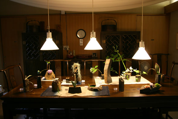 石の花器の展示：ミュゼ・マエナカ