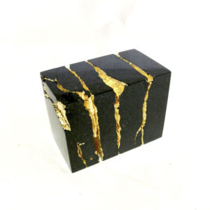 「BORDER (Gold)」 黒御影石・真鍮箔・漆