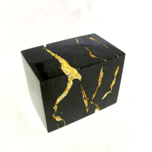 「BORDER (Gold)」 黒御影石・真鍮箔・漆